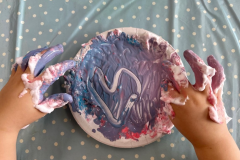 Malen mit Fingerfarbe und Rasierschaum